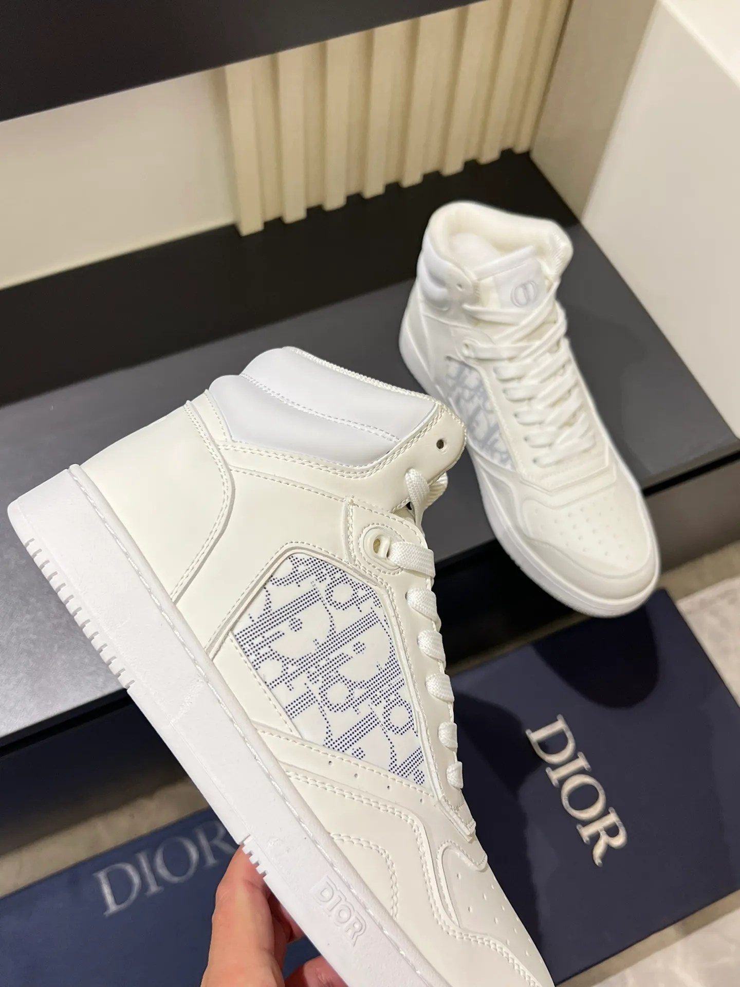 Men's shoes 💰p460 "Dio*" mid-top B27 casual sneakers. This B27 high-top sneaker is a new product in the series and continues Di*r's classic style. Crafted from gray and white smooth calf leather with beige and black Oblique print panels on the sides. The "CD Icon" shaped shoelace eyelets are clever and delicate, and the two-color rubber sole, rear collar and heel are all equipped with the brand's iconic details to enhance the style. Oblique printed straps at the ankle allow for an adjustable fit to complement the overall design. Fashionable and versatile, it can complement any look. Create an exquisite design with unique dynamic vitality and modern atmosphere, presented in low-top and high-top styles. This new must-have shoe adds a new dimension to Dior's archive heritage, embodying modern elegance. Purchase the original version and make it 1:1. If you need top quality, please come to me! Male 38-44!